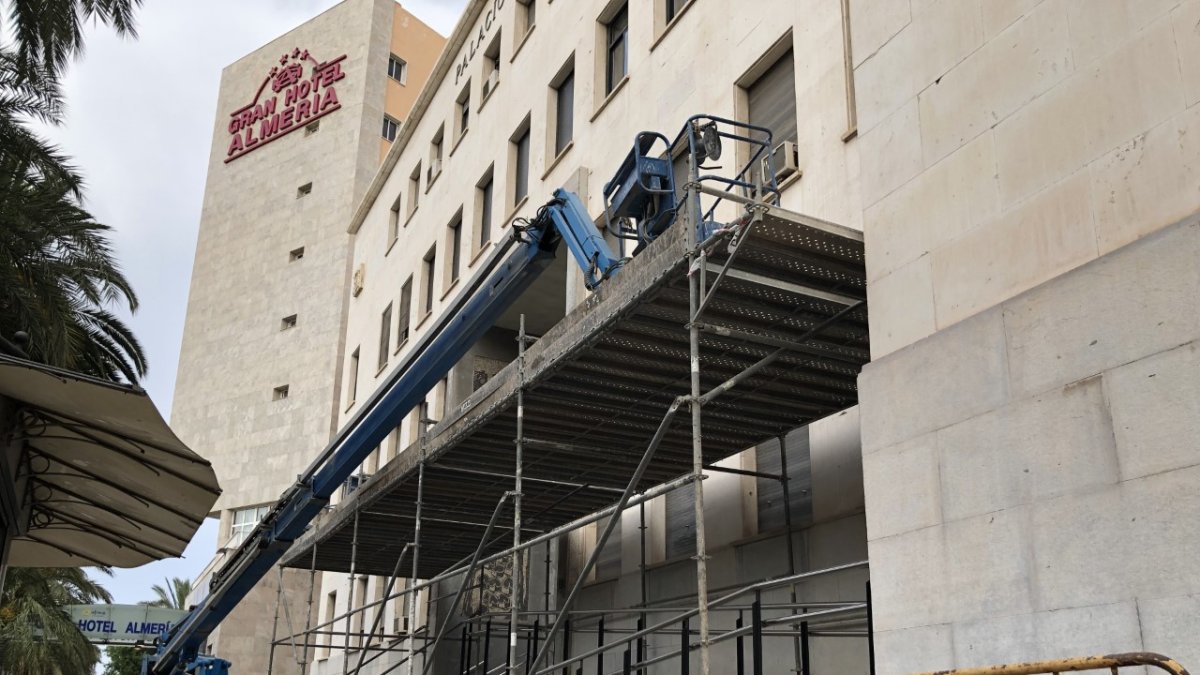 Andamios en la fachada principal del Palacio de Justicia.