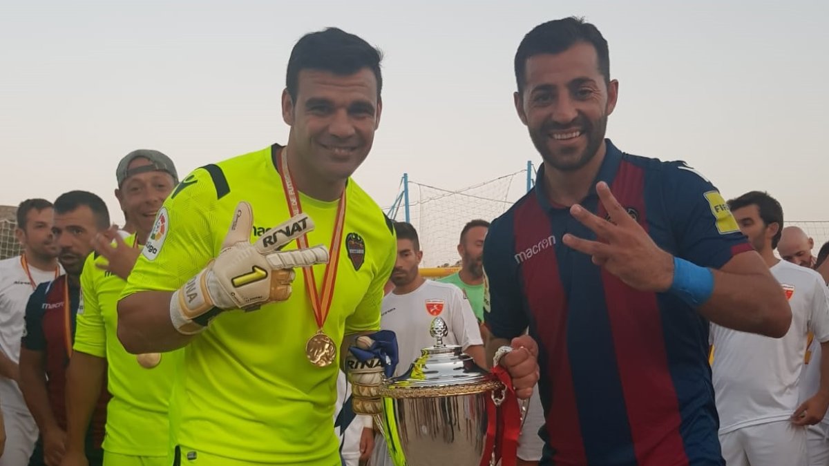 Dona y Antonio José levantan un nuevo título.