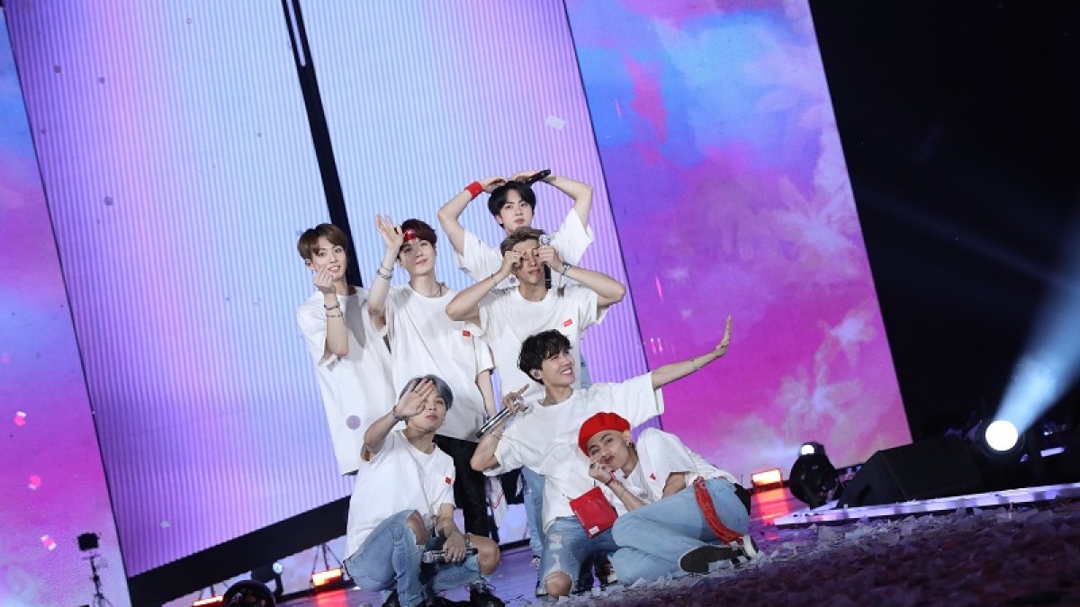 El grupo Bangtan Boys durante un concierto de la gira.