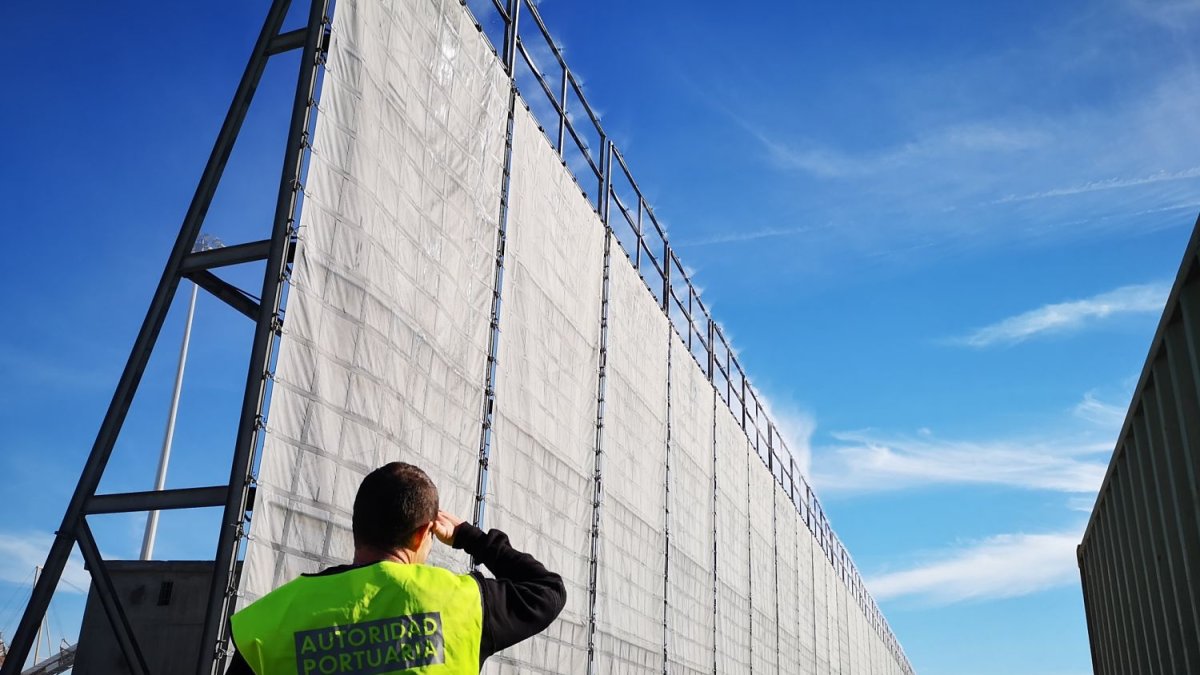 Pantalla atrapa-polvo como la que se instalará en Carboneras.