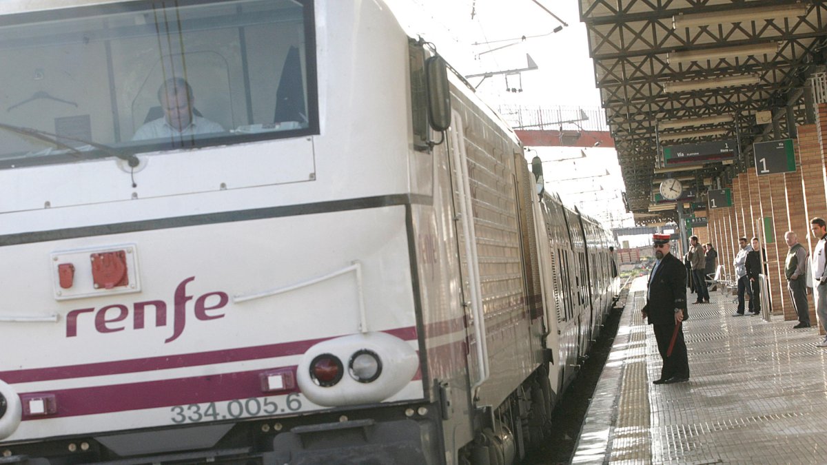 Un tren  en la estación intermodal, que sigue sin ser utilizada desde noviembre de 2018 por las obras de soterramiento en El Puche.