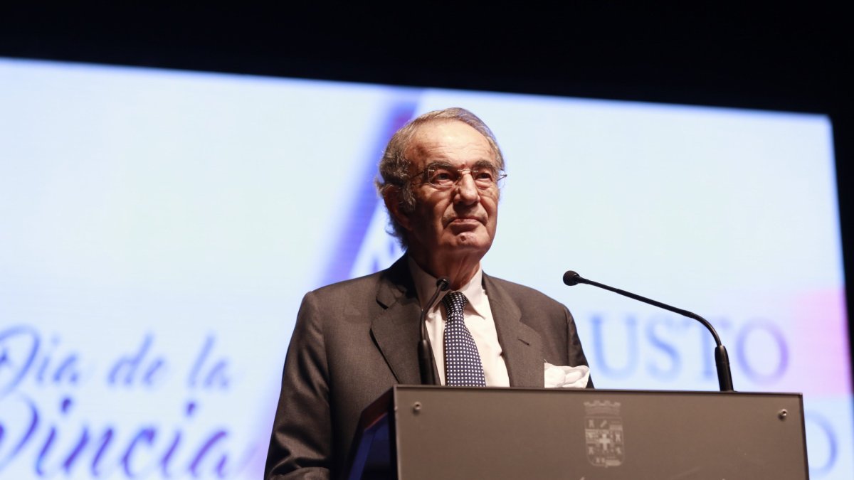 Fausto Romero-Miura, tras recibir la Medalla de Oro de la provincia.