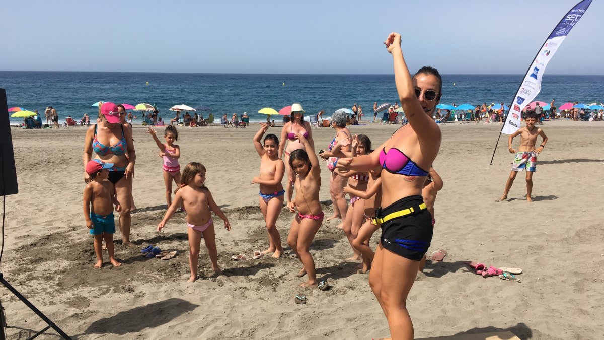 Veraneantes disfrutando de los bailes de Ego Sport Center