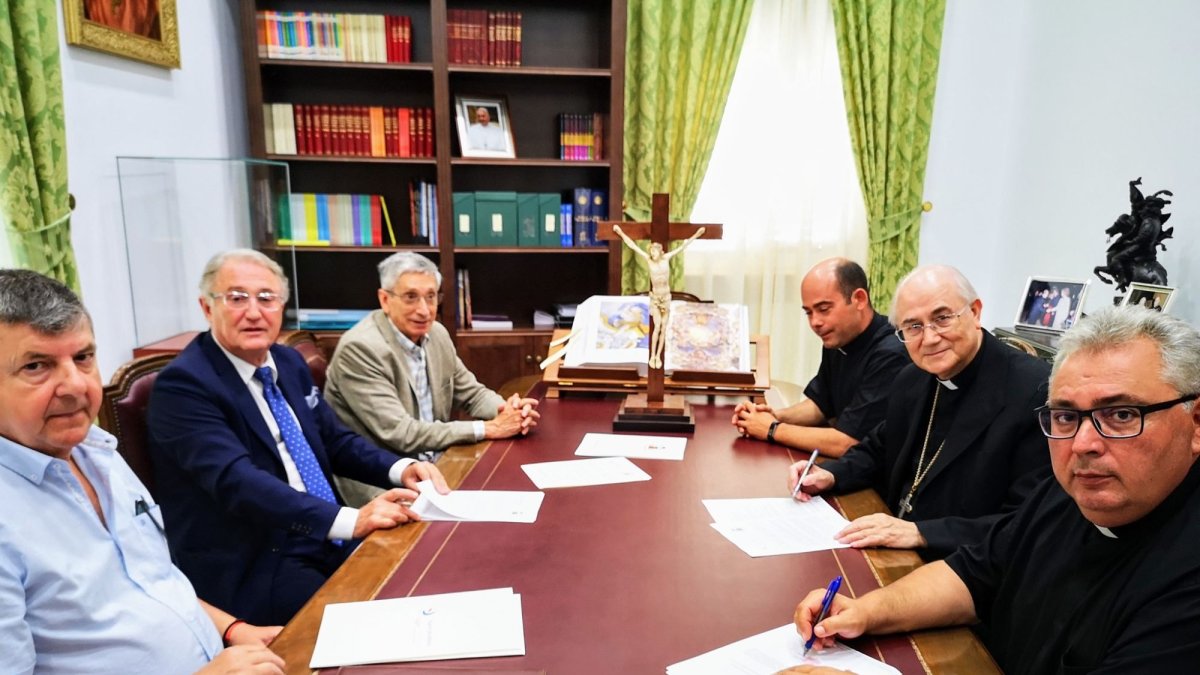 Momento de la firma del acuerdo entre la Autoridad Portuaria y el Obispado.
