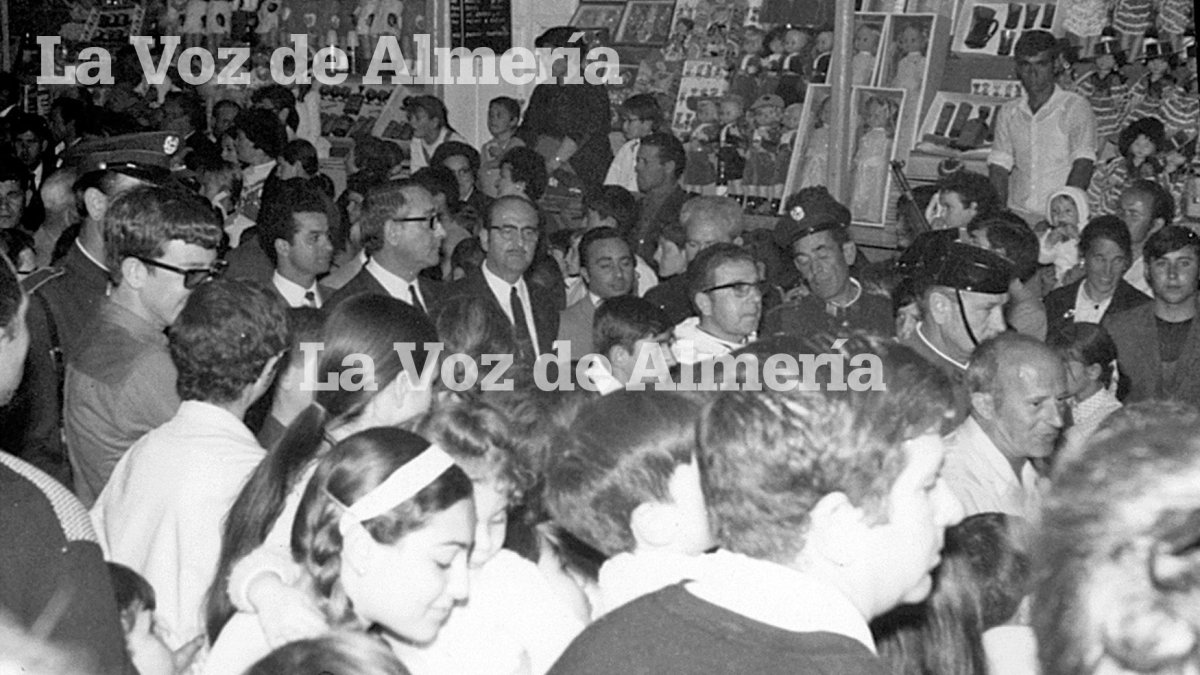 El alcalde de almeria Francisco Gómez Angulo, paseando por el recinto de la feria en agosto de 1969.
