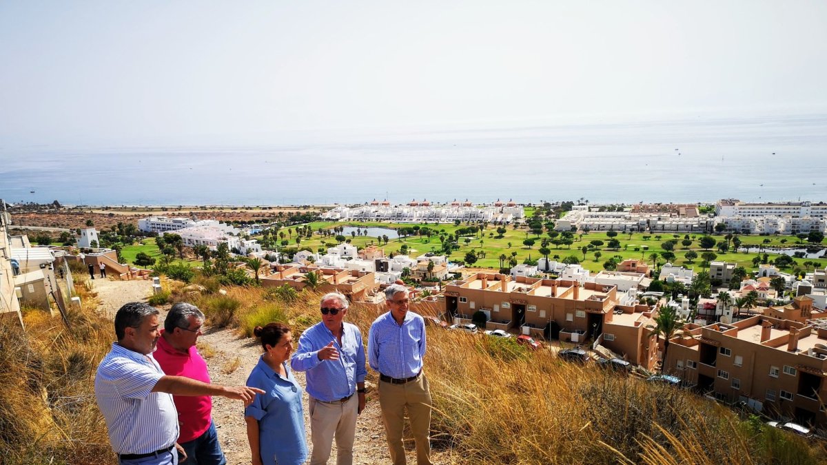 Visita a la parcela donde se levantará el faro.