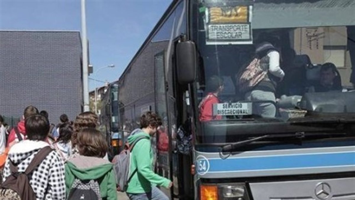 Menores suben a un transporte escolar. Fedintra