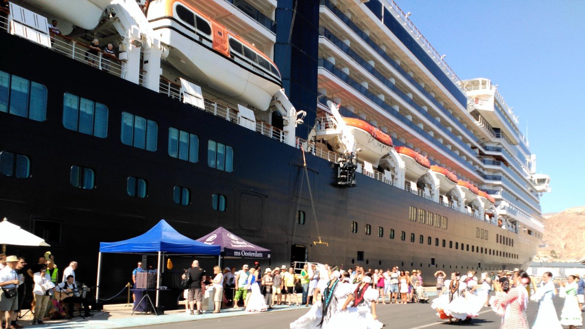 Imagen de archivo de un crucero en el Puerto de Almería.