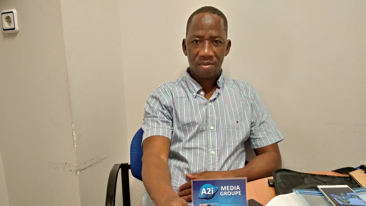 khalifa Touré muestra su acreditación para  A2i  Media Group.
