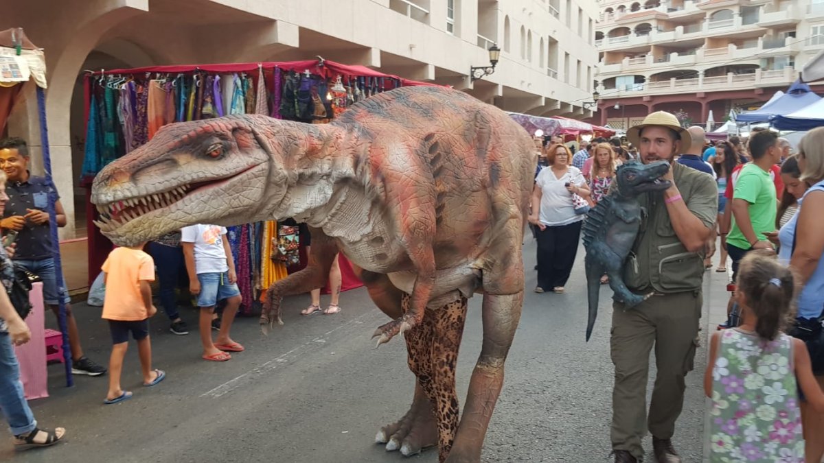 Imagen del dinosaurio que ha recorrido el mercado temático de Almerimar.