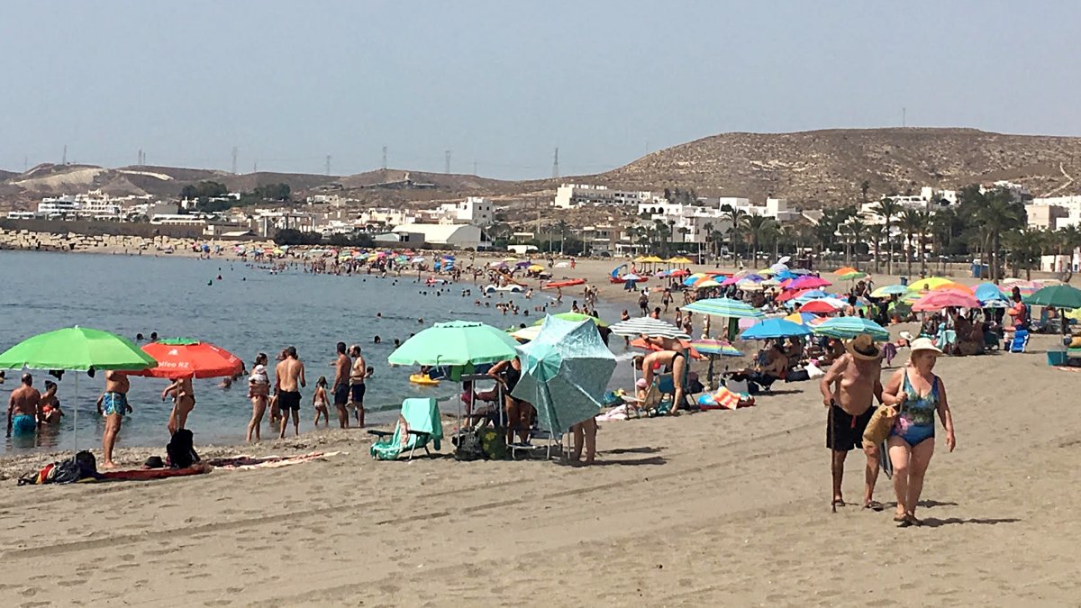 Imagen de la costa de Carboneras con un gran número de bañistas cedida ‘Muévete por Carboneras’.