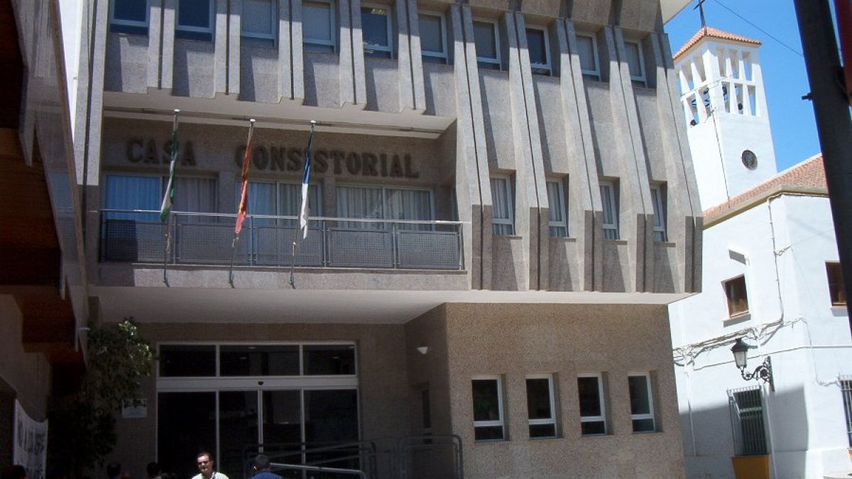 Fachada del Ayuntamiento de Roquetas de Mar.