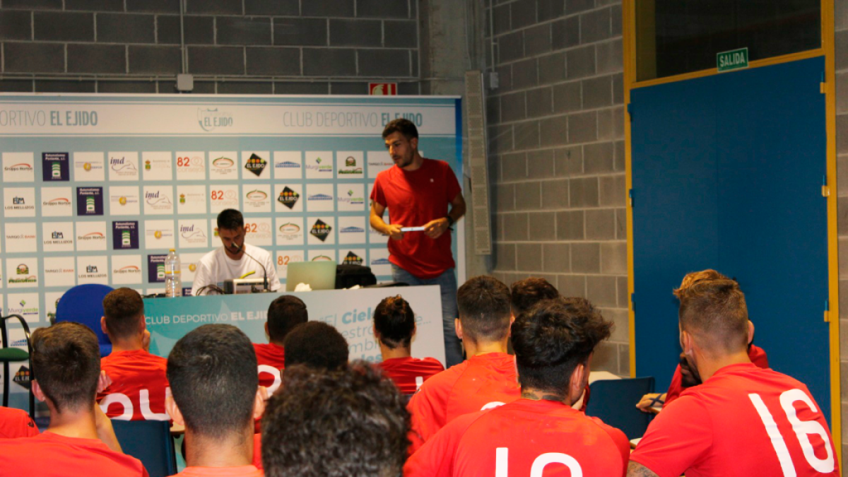 Villalobos expone a los jugadores celestes las nuevas normas.