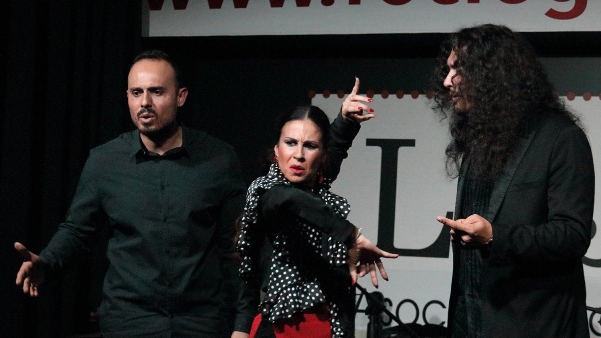 La bailaora Rocío Garrido junto a Cristo Heredia y Edu García. (Fotografía: Jesús Amat).
