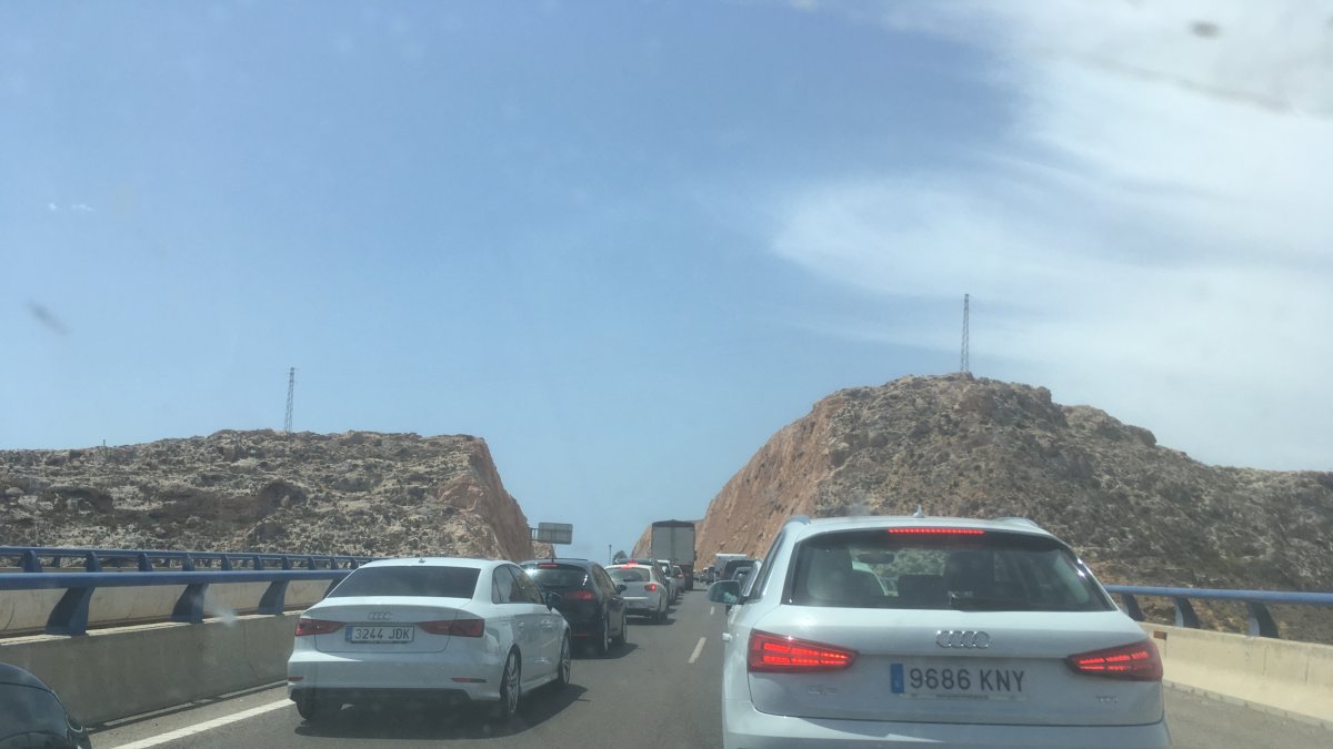 Retenciones de este mediodía en la vía de circunvalación de Almería.