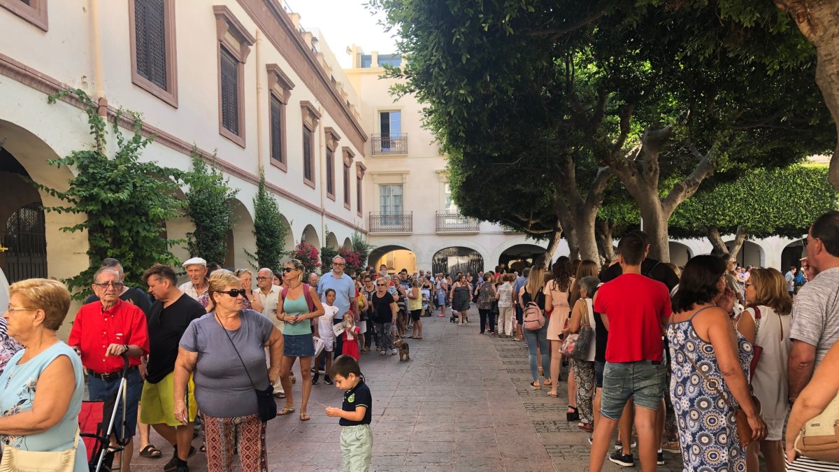 Miles de almerienses han acudido al primer día de reparto de abanicos y programas de Feria.