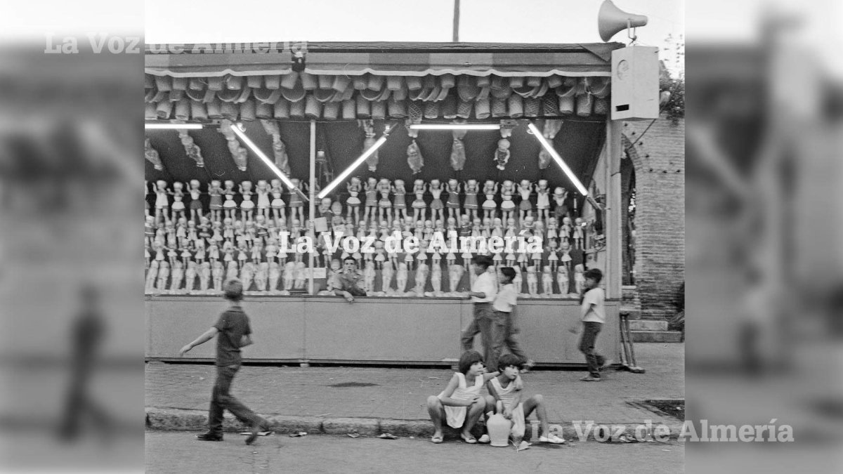 Unas niñas con el botijo del agua frente a la tómbola que estaba situada en el Parque, a la altura de las antiguas pérgolas.