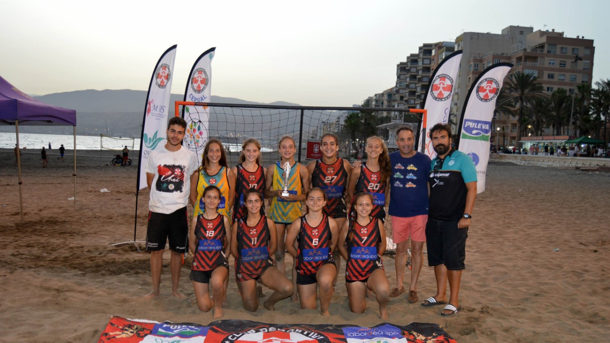 Las campeonas celebrando el triunfo.