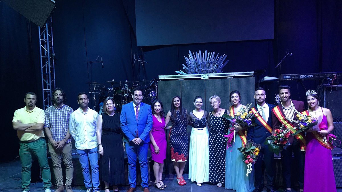 El alcalde, José Díaz, junto a los concejales de su equipo de Gobierno, la pregonera, la Reina de las Fiestas y el Majo.