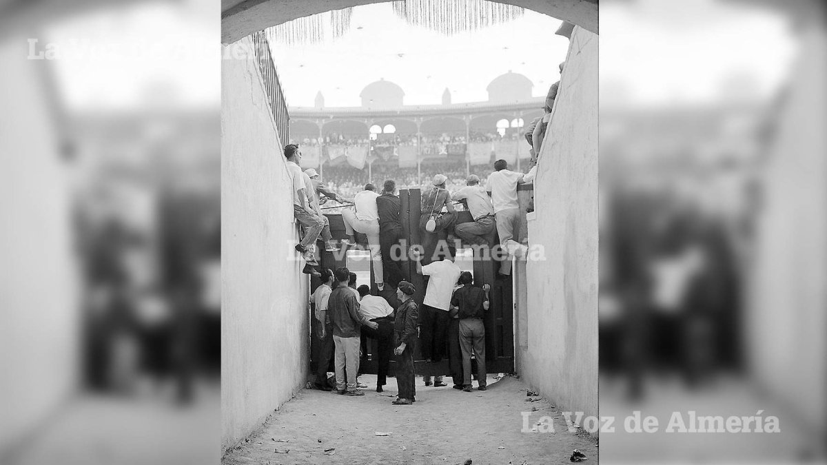 Un grupo de aficionados de los que esperaban a que abrieran las puertas para el último toro, buscando un hueco para ver la corrida del Cordobés.