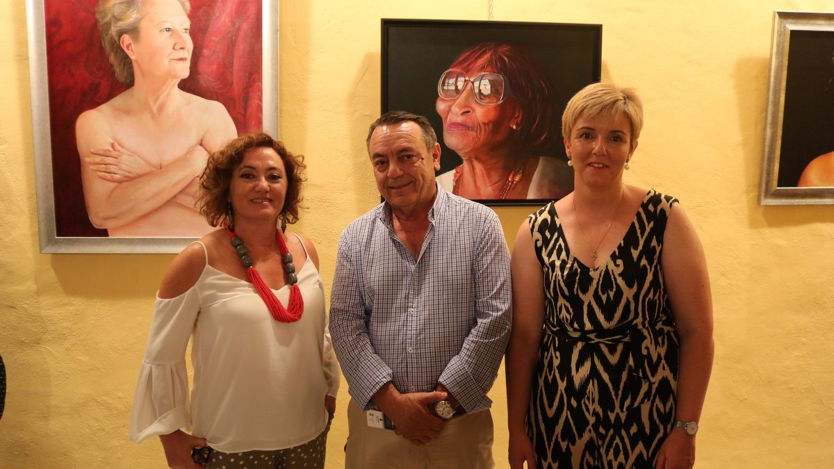 Emilia Resina con el alcalde de Lúcar y la concejala de Cultura.