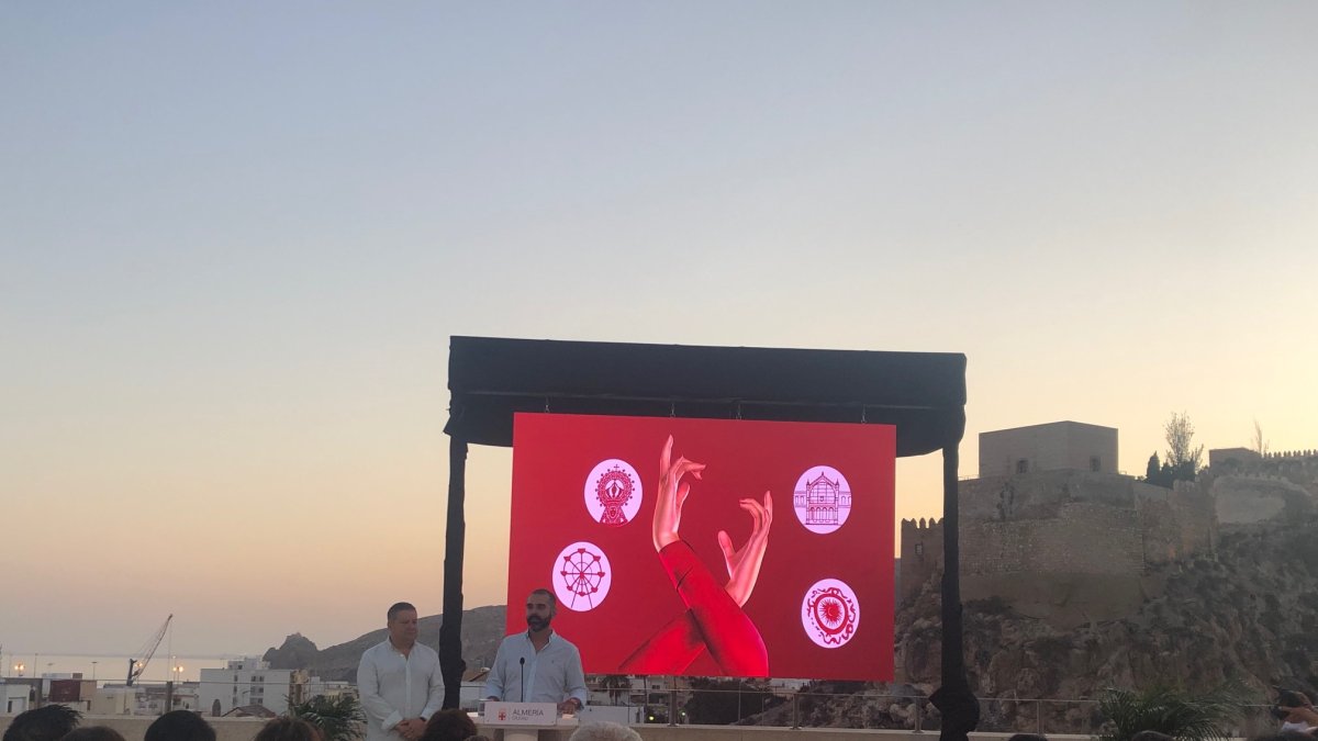 Momento de la presentación en la terraza del Ayuntamiento de Almería.
