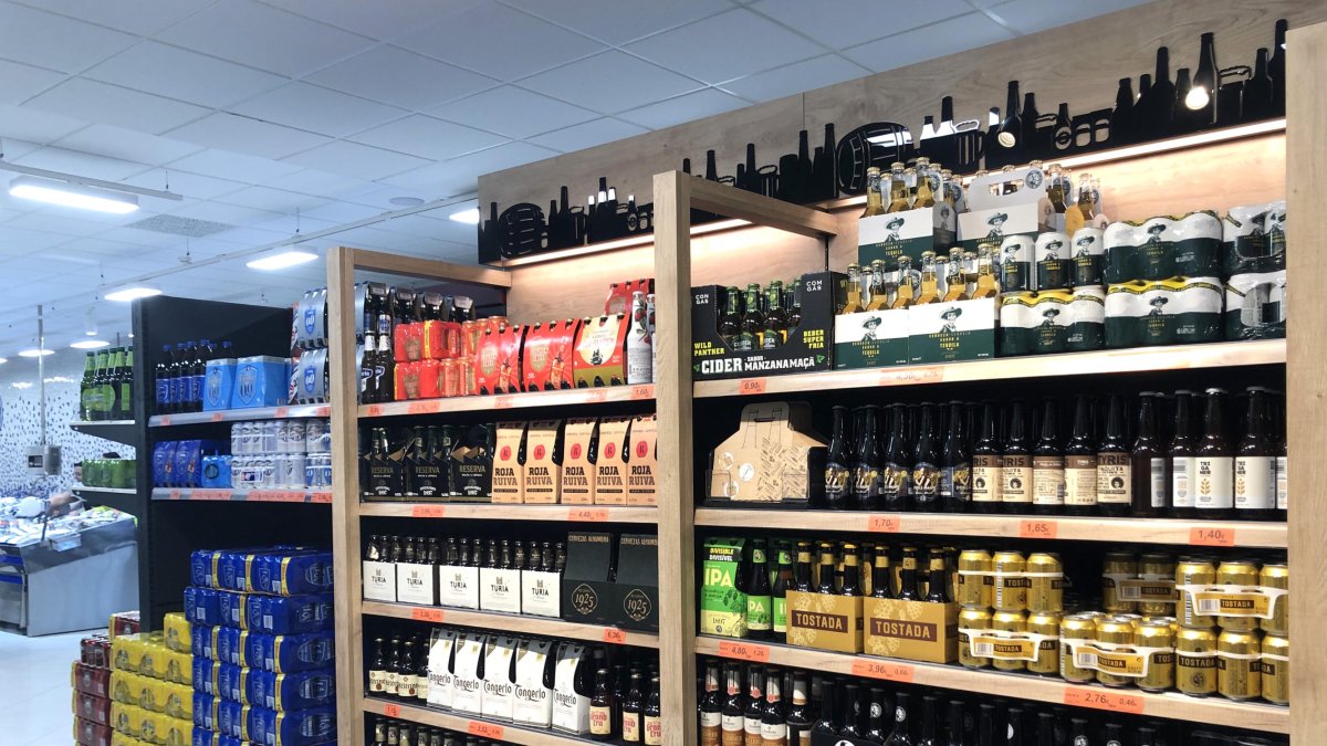Lineal de cervezas en un supermercado de Mercadona