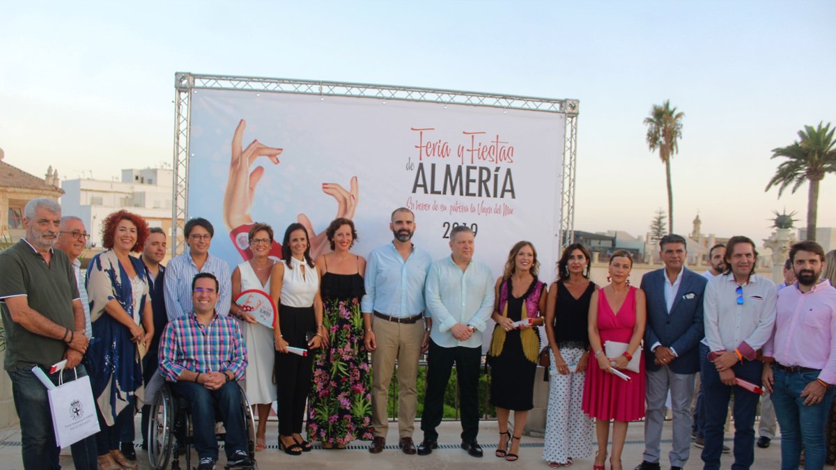 La Corporación Municipal con el alcalde, Ramón Fernández-Pacheco, a la cabeza.