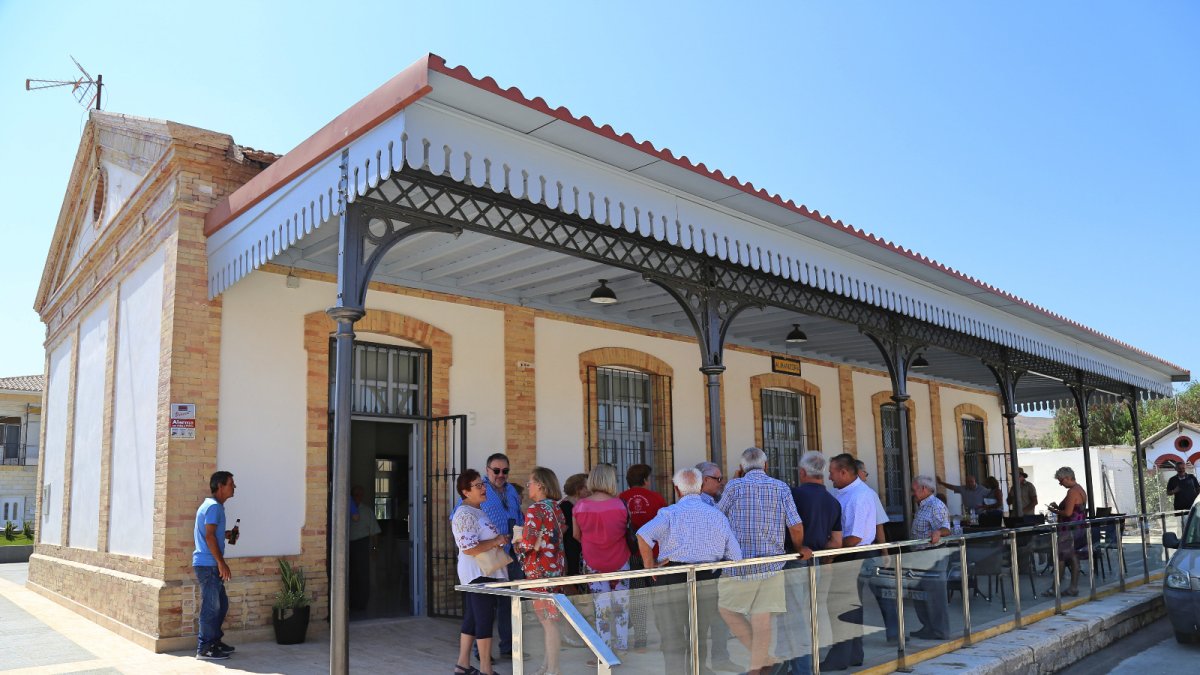 Aspecto exterior de la restaurada estación de ferrocarril.