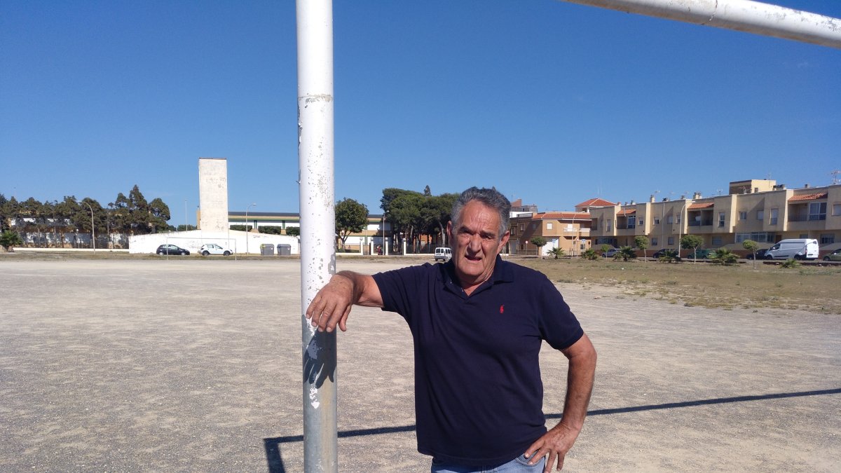Pedro posa en uno de esos campos de tierra.