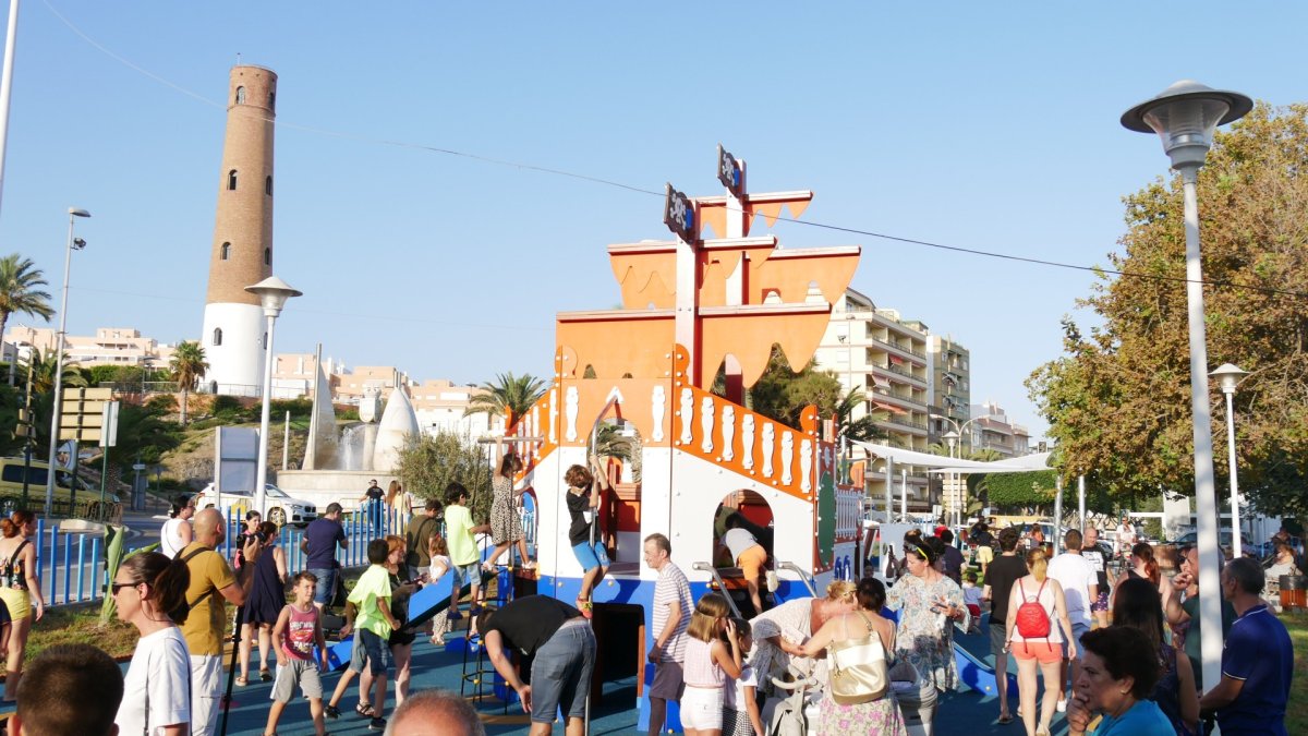 Vecinos disfrutan del del remodelado Parque Picasso.