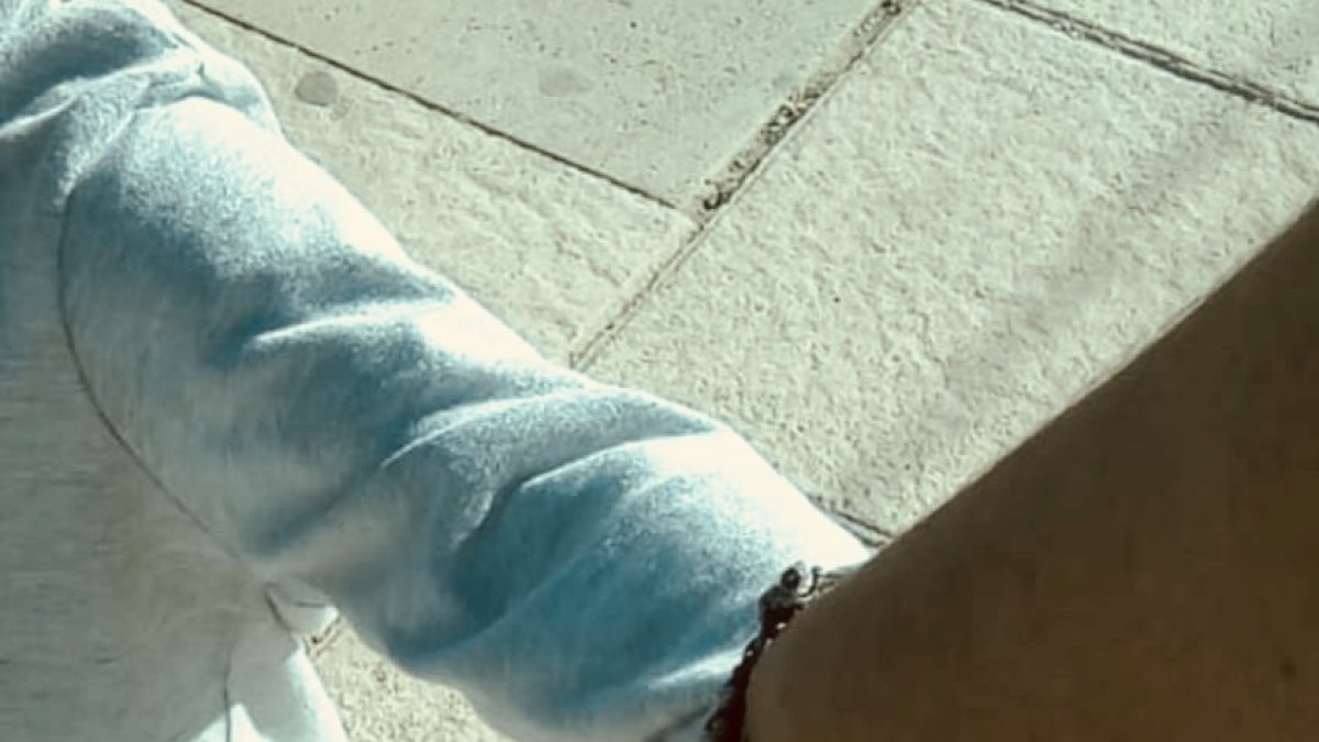 Carmen y Aitor, cogidos de la mano.