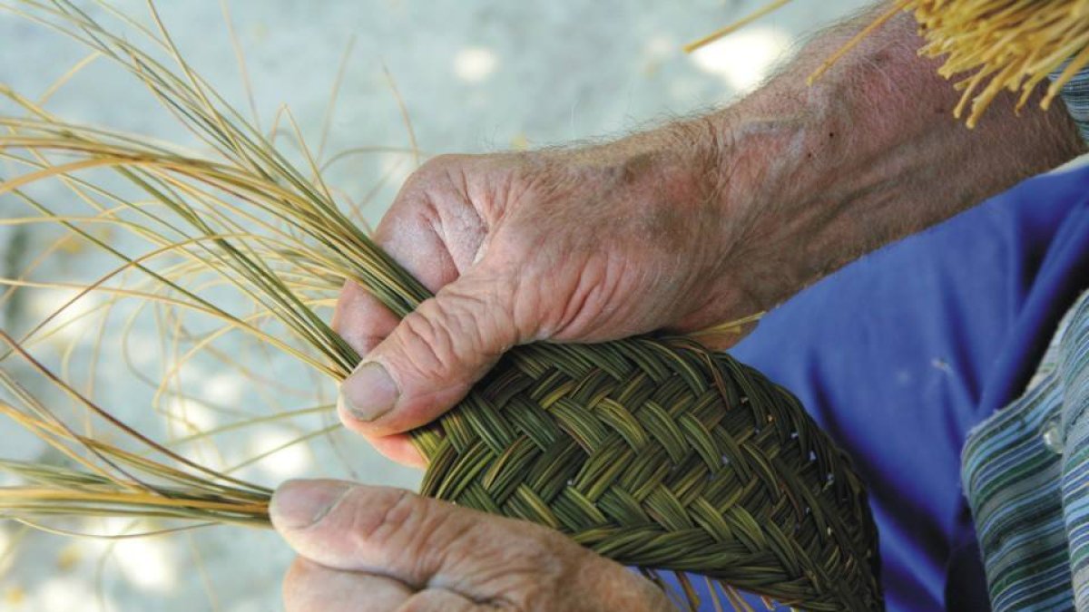 Tejer esparto es algo que ya casi solo saben hacer los mayores.
