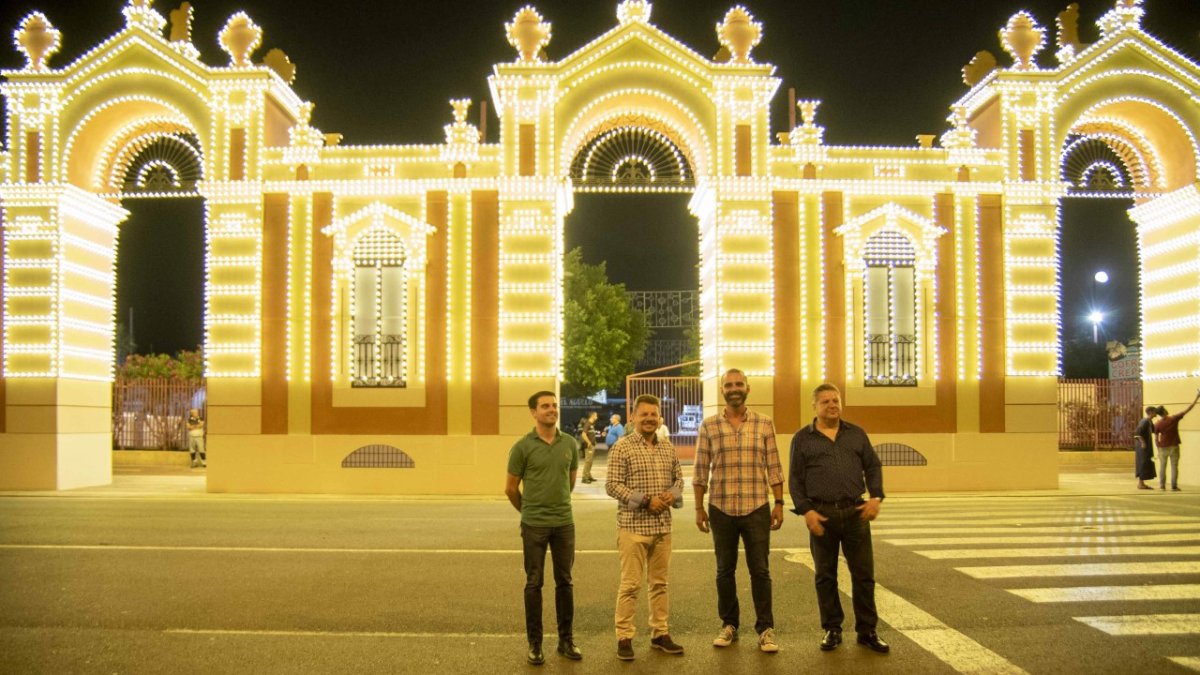 El alcalde y el concejal de Cultura asisten a la prueba del encendido de la iluminación del Ferial.