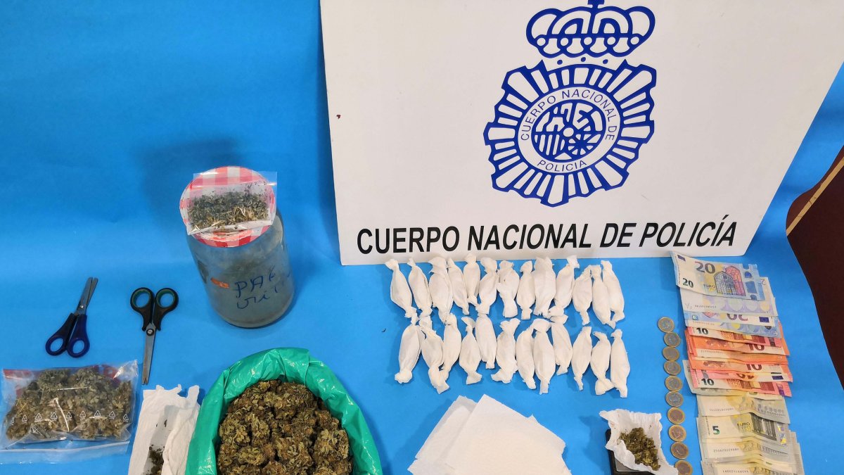 Marihuana y artilugios incautados a la pareja de La Cañada.