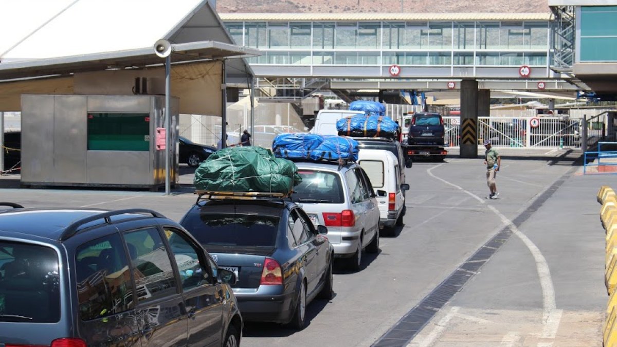 Vehículos en el puerto almeriense en una Operación Paso del Estrecho de años anteriores.