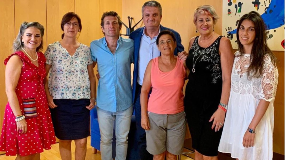 El doctor Antonio Huete, junto con otros profesionales, visitan al delegado de Salud.