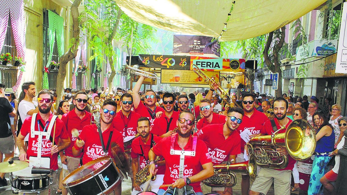 La música inunda cada rincón del centro gracias a la charanga de la Voz