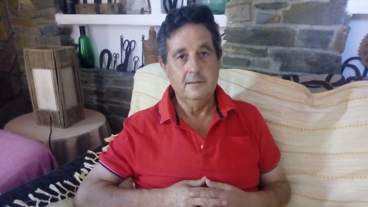 José Fernández en su casa de Velefique, donde se recupera de la operación.