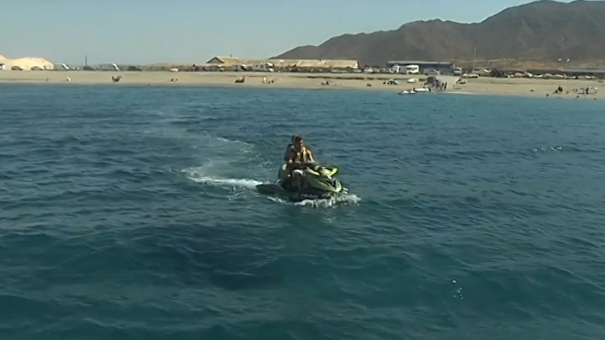 Una moto náutica, frente a la playa de Las Salinas, en el Parque Natural Cabo de Gata-Níjar.