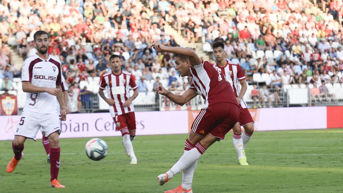 Magnífico detalle técnico del extremo Corpas en el partido ante el Albacete.