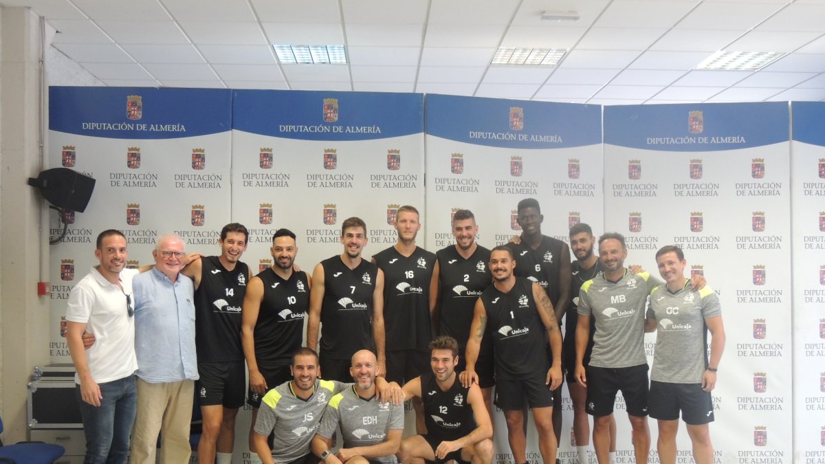 Foto de familia del nuevo Unicaja Costa de Almería 2019-2020.