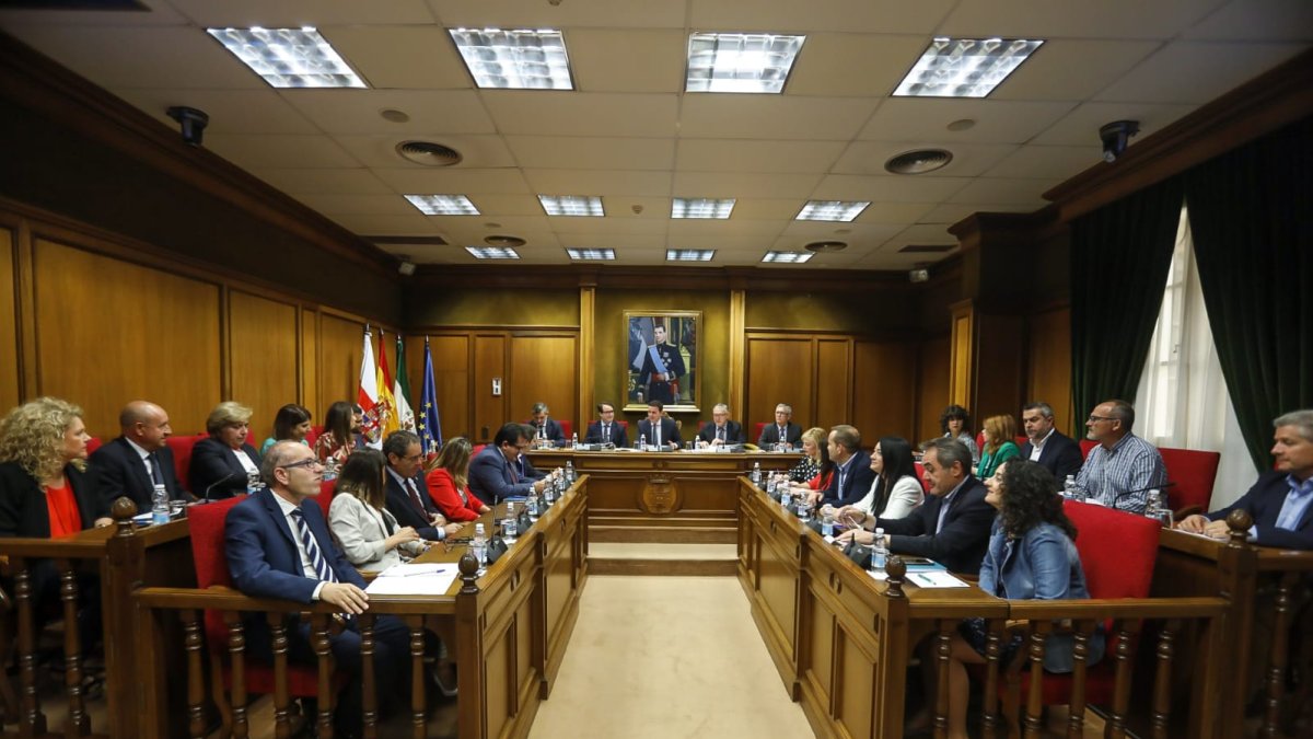 Pleno de la anterior corporación, celebrado el pasado mayo, en el que se aprobó el gasto para ejecutar el plan.