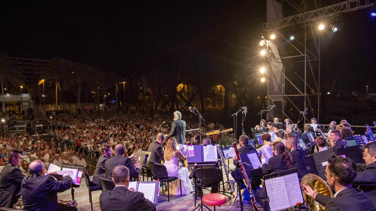 La Banda Municipal deleitando al público del Parque de las Almadrabillas.