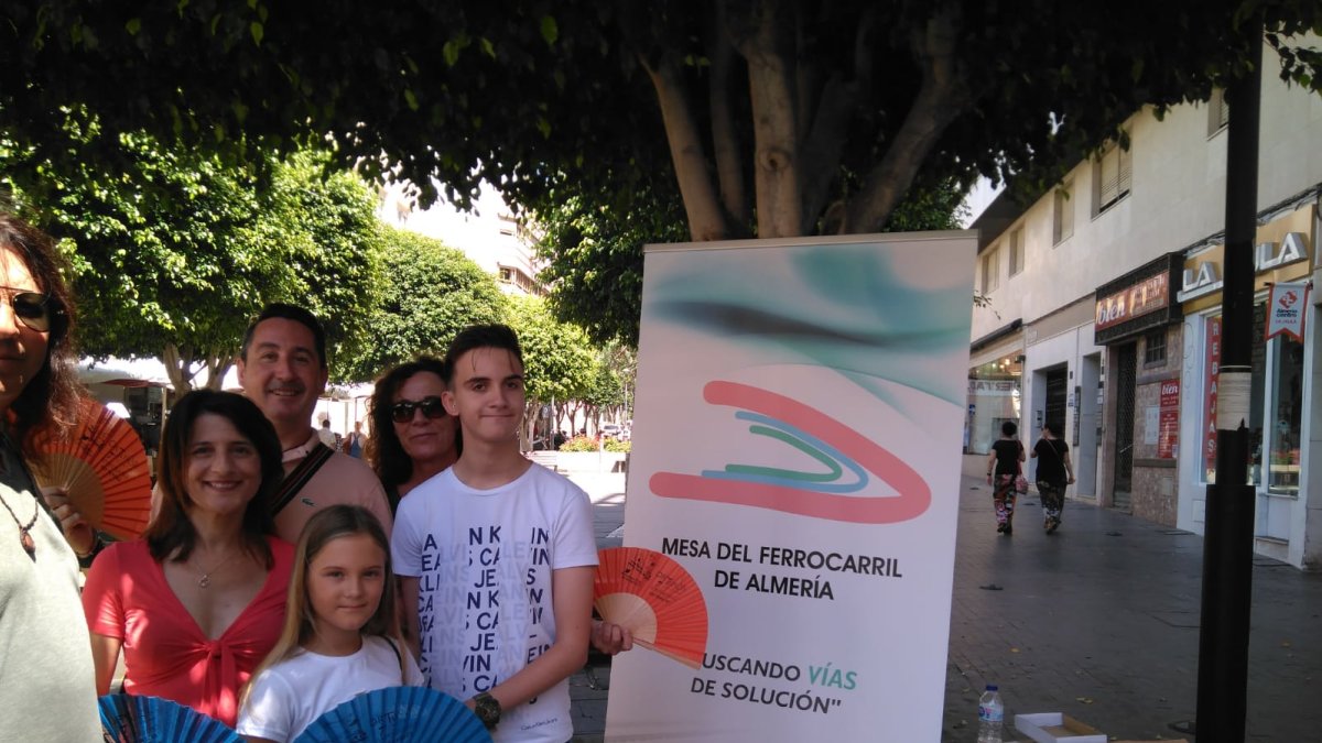 Una familia recogiendo sus abanicos en la Plaza Conde Ofalia