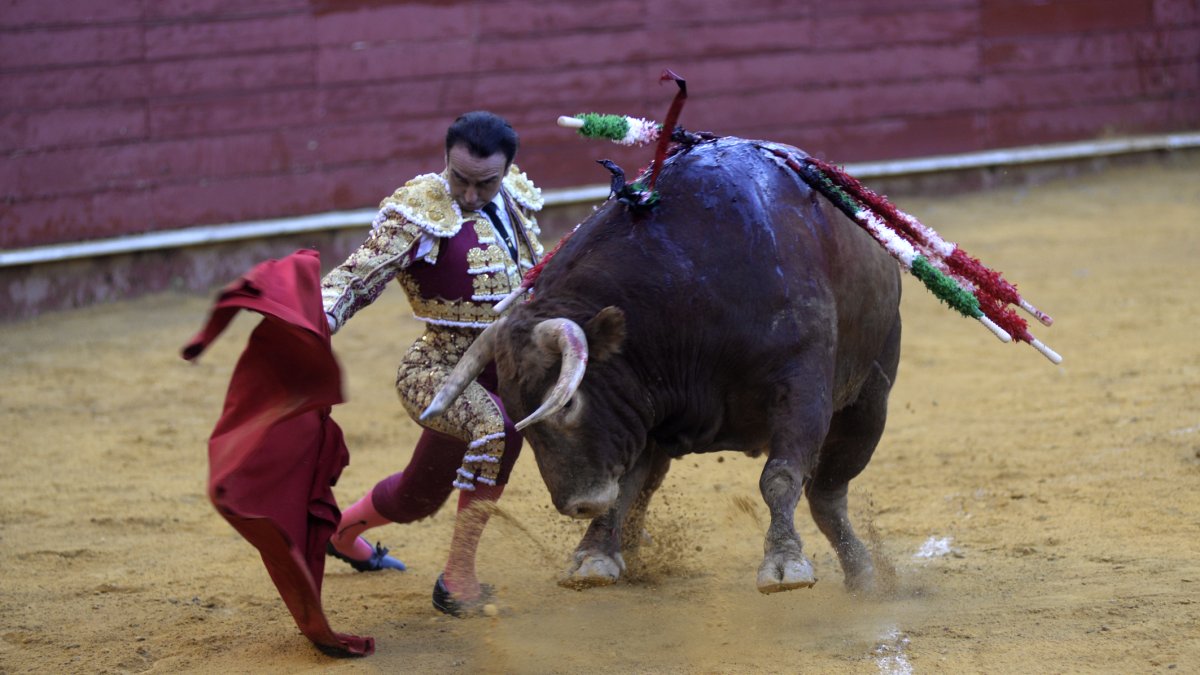 Enrique Ponce en uno de sus pases más característicos.