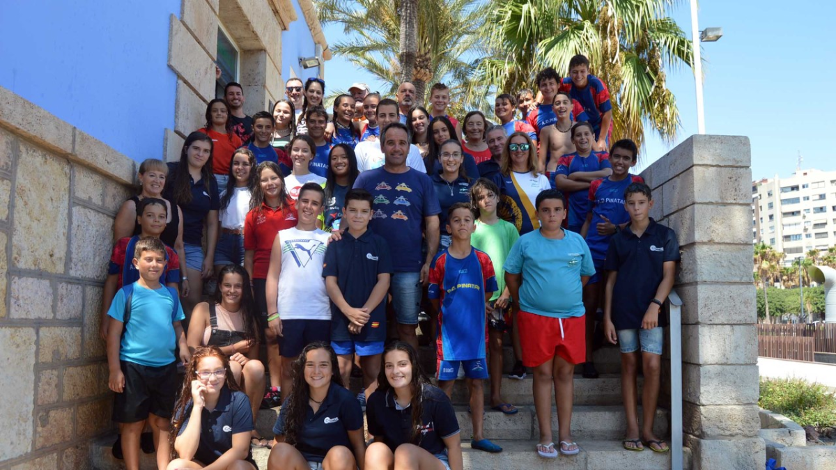 Los protagonistas junto al concejal de Deportes.
