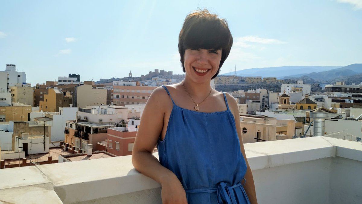 Ana Pérez, en una terraza de Almería con la Alcazaba al fondo.
