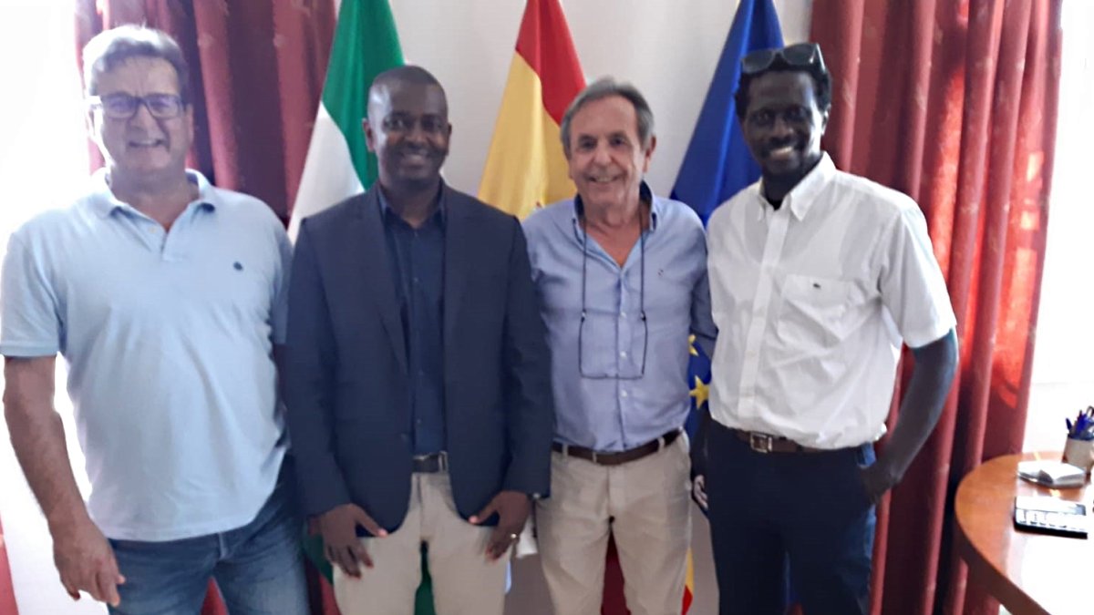 francisco montoya, Jalim Diawara, José Obradors y Philippe Gomis, ayer, en las instalaciones de la empresa agrícola en Níjar.