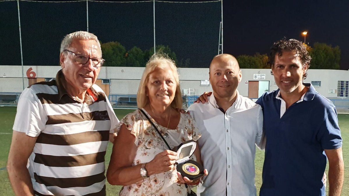 carmen, la viuda de Juan Magaña, su hijo Juan Miguel, Manolo García y José Ortiz..